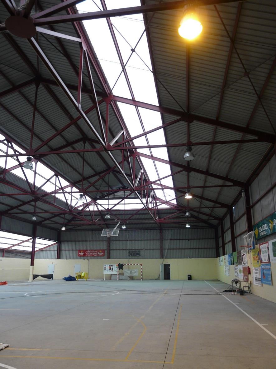 Vista de la cubierta desde el interior del polideportivo