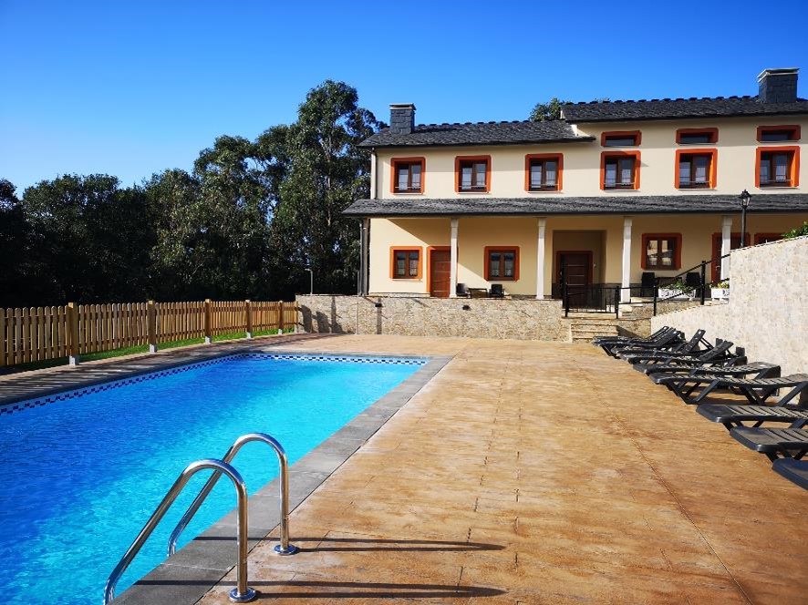 Zona del exterior del edificio que alberga los apartamentos con la piscina