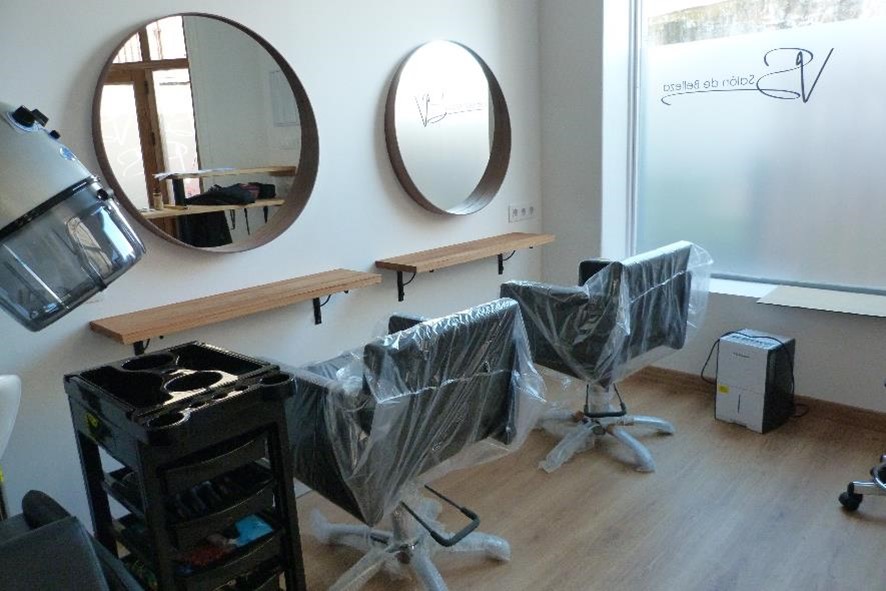 Vista del interior de la peluquería con mobiliario instalado