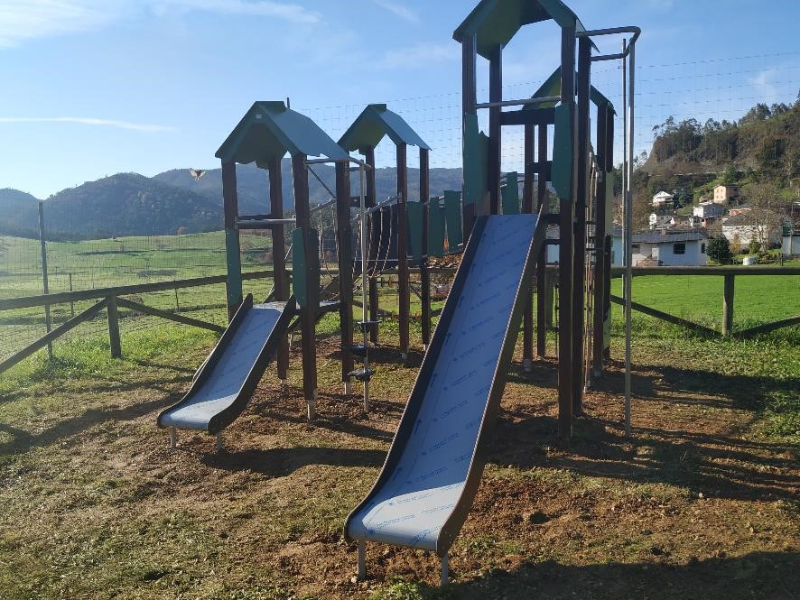 Vista de parque infantil con los juegos instalados