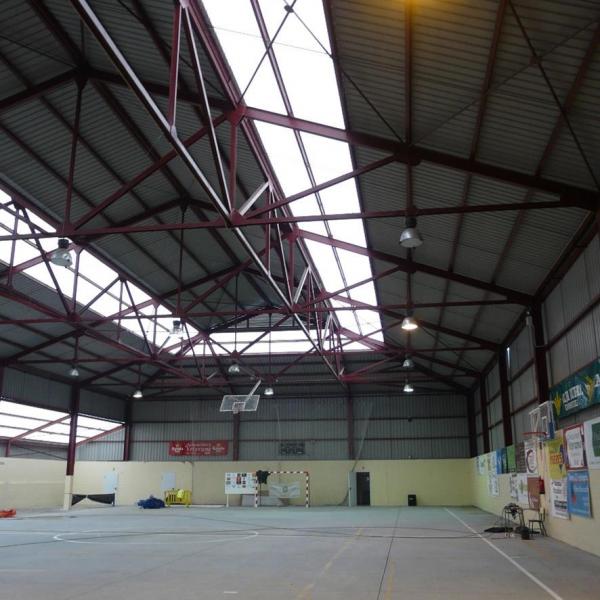 Vista de la cubierta desde el interior del polideportivo