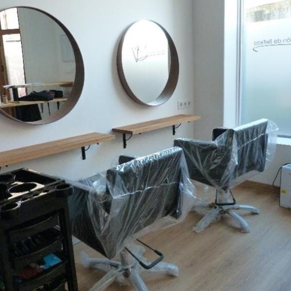 Vista del interior de la peluquería con mobiliario instalado