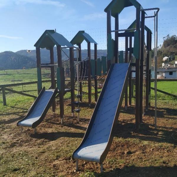 Vista de parque infantil con los juegos instalados