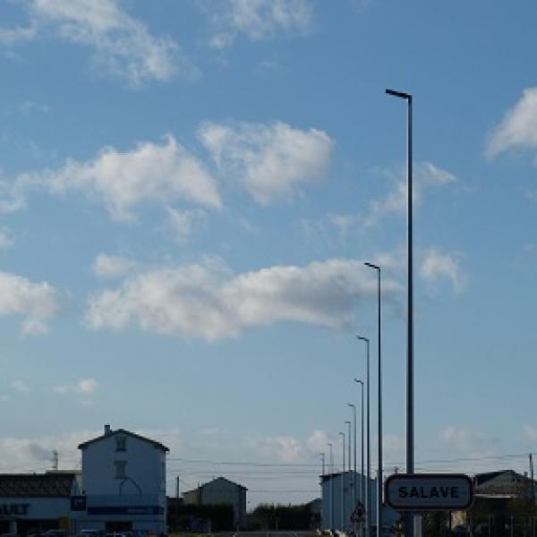 Vista exterior de lámparas LED en farolas a lo largo de una carretera