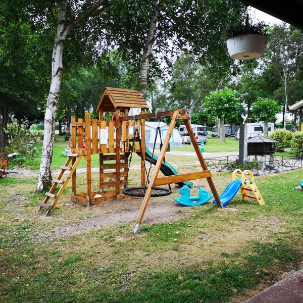 Zona de juegos infantiles del camping