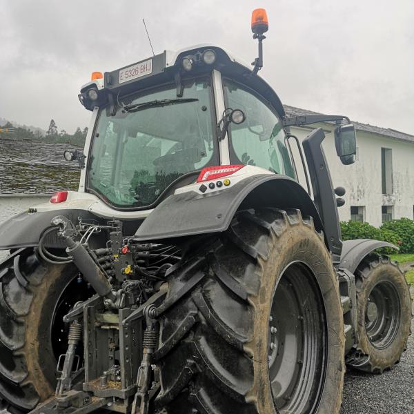 Tractor empresa de servicios